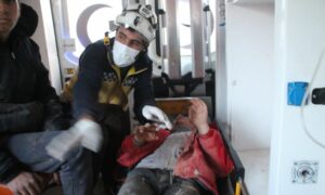 عنصر من فرق الدفاع المدني السوري خلال إسعاف إحدى حالات الإصابة جراء حوادث المرور_ 30 من آذار 2022 (الدفاع المدني/ فيس بوك)