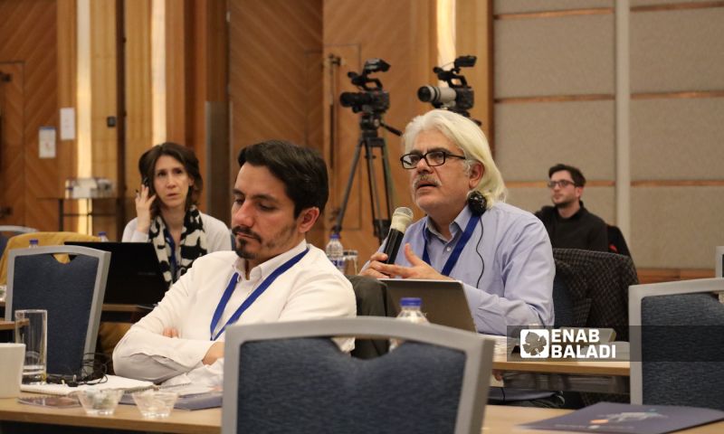 مشاركون يطرحون أسئلتهم خلال جلسة نقاش في "المؤتمر الأول لحقوق الملكية والأراضي والسكن في سوريا" الذي تنظمه منظمة "اليوم التالي" في اسطنبول- 24 آذار 2022 (عنب بلدي- زينب مصري)