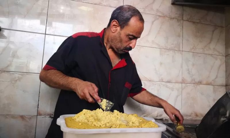 رجل يصنع الفلافل في أحد المحال بدمشق (BBC/ زينة شهلا)