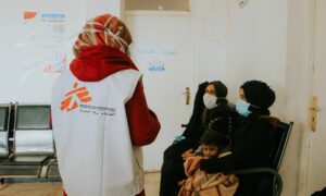 سيدتان تجلسان ومع إحداهما طفل في مشفى تديره منظمة أطباء بلا حدود في شمال غربي سوريا_ 31 من آذار 2022 (المنظمة/ تويتر)