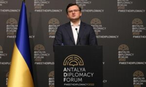 وزير الخارجية الأوكراني دميتري كولبيا خلال منتدى أنطاليا الدبلوماسي في تركيا_ 10 من آذار 2022 (الأناضول)
