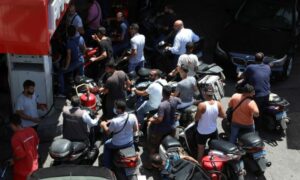 سائقو دراجات نارية ينتظرون الحصول على الوقود في محطة وقود في بيروت_ 29 من حزيران (رويترز)