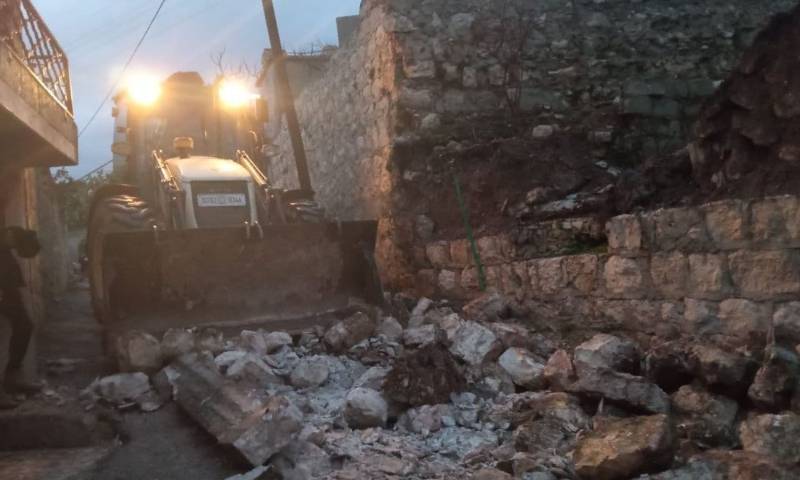 "الدفاع المدني" يعمل على إزالة أنقاض جدار انهار في في قرية جدعين شمال غربي إدلب (الدفاع المدني السوري)