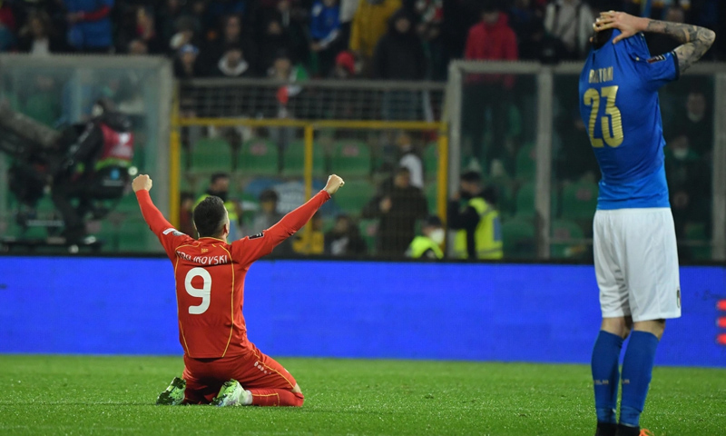 فرحة لاعبي مقدونيا الشمالية بالفوز على ايطاليا 24 اذار 2022 (AFP)