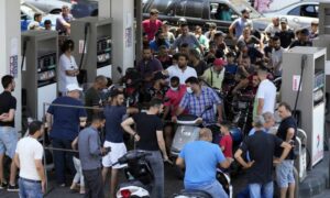 ازدحام وانتظار أشخاص للحصول على الوقود في محطة محروقات في إحدى الضواحي الجنوبية لبيروت _لبنان 27 من حزيران 2021 (AP /Hassan Ammar)