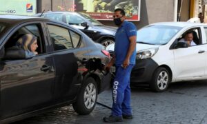 عامل يملأ سيارة بالوقود في محطة وقود في بيروت _لبنان 18 من حزيران 2021 (رويترز)