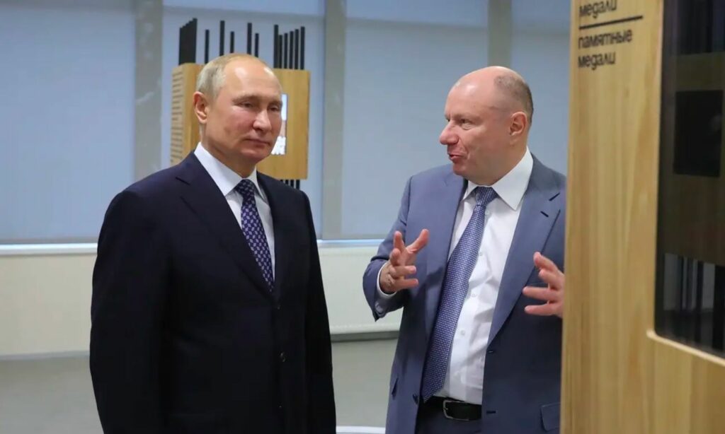 فلاديمير بوتانين يتحدث إلى الرئيس الروسي فلاديمير بوتين في سوتشي - 2019 (AP)