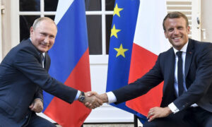 الرئيس الفرنسي إيمانويل ماكرون يصافح الرئيس الروسي فلاديمير بوتين في ختام لقائهما في قلعة بريغانكون جنوب فرنسا، 19 من آب 2019 (Getty)
