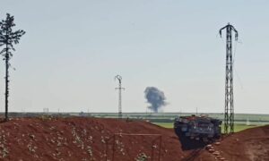 آثار قصف الطيران الروسي على محيط بلدة معارة النعسان شمال شرقي إدلب _ 28 من آذار 2022 (محمد البنشي / فيس بوك)