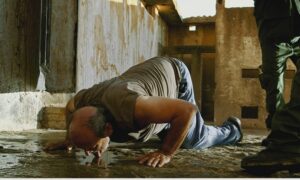 مشهد تمثيلي من فيلم "تدمر" الذي يرصد أوضاع المعتقلين السوريين (IMDb)