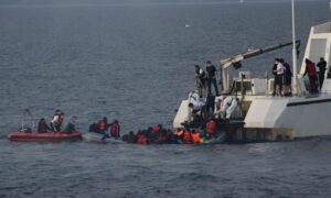 خفر السواحل التركية ينقذ مهاجرين غير شرعيين في بحر إيجه تركيا _15 حزيران 2020 (AA Photo)