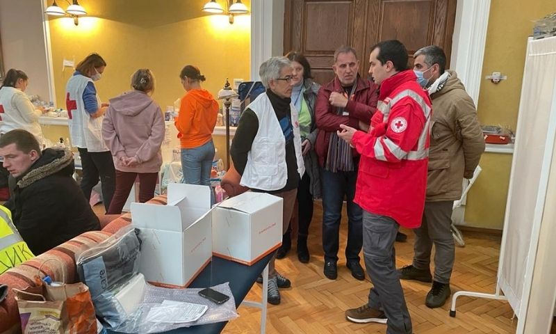أعضاء من "اتحاد منظمات الرعاية الطبية والاغاثة" والصليب الأحمر في نقطة طبية بمدينة لوتسك الأوكرانية - آذار 2022 (UOSSM)