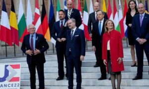 صورة جماعية في قمة الاتحاد الأوروبي في قصر فرساي  باريس - 10 آذار 2022 (AP)