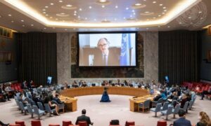 نظرة واسعة على اجتماع مجلس الأمن بشأن الوضع في الشرق الأوسط (سوريا).
يظهر على الشاشة غير بيدرسن ، المبعوث الخاص للأمين العام لسوريا- 24 من آذار 2022(UN)