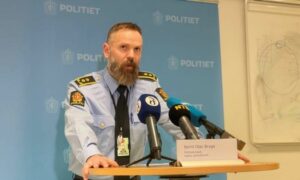 تحدث محامي الشرطة بيرنت أولاف بريج عن الحادث في مؤتمر صحفي في مركز الشرطة في مدينة كريستيانسان - 28 من آذار 2022 (NRK)