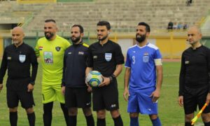 لاعبا نادي العربي والمجد وطاقم تحكيم المباراة _3 من آذار 2022 (نادي المجد/ فيس بوك) 