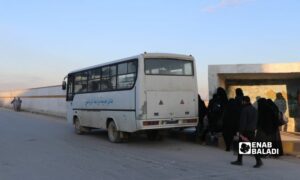 ركوب الأهالي في الحافلة التي تعمل بين مدينتي بزاعة والباب بريف حلب الشرقي _ 4 من آذار 2022 (عنب بلدي/ سراج محمد)