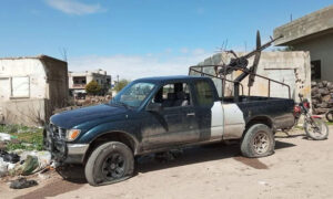 إحدى السيارات التي أعطبتها فصائل محلية خلال مواجهات مع قوات النظام بمدينة جاسم غربي درعا- 15 آذار 2022 (درعا 24)