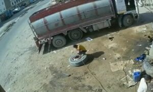 رجل يقوم بتعبئة إطار شاحنة بالهواء(قناة سهيل)