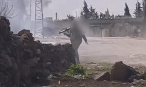 مقاتل محلي في مدينة جاسم شمالي درعا أثناء استهدافه لعربة مدرعة تابعة لقوات النظام في المدينة- 15 آذار 2022 (تجمع أحرار حوران)
