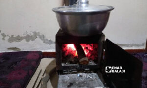 قدِر من الفول يُطهى على نار مدفأة الحطب في ريف درعا الغربي- 14 من شباط 2022 (عنب بلدي حليم محمد)
