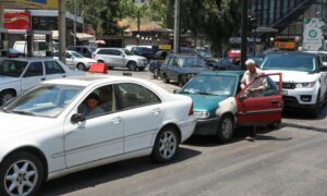ازدحام وانتظار أشخاص وسيارات للحصول على الوقود في محطة محروقات في بيروت _لبنان 18 من حزيران 2021 (رويترز)
