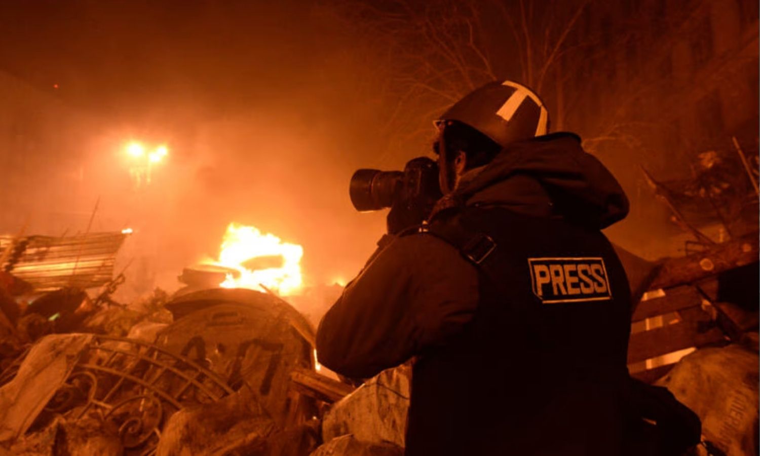 صحفي يوثق أحداث ميدان الاستقلال خلال اشتباكات في كييف العاصمة الأوكرانية - أحداث 18 من شباط 2014 (Mstyslav Chernov / CC BY 3.0)