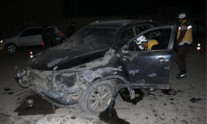 السيارة التي استهدفتها العبوة الناسفة في مدينة جرابلس بريف حلب- 21 آذار 2022 (الدفاع المدني السوري/ تيلجرام)