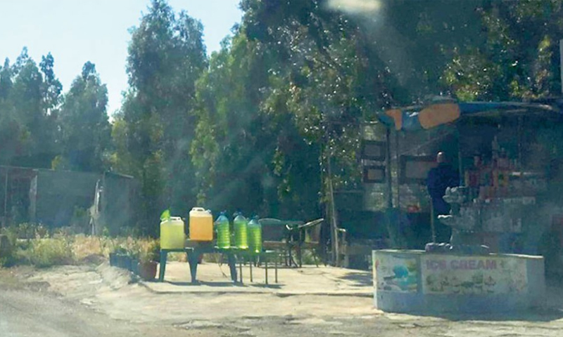 بسطة غير نظامية لبيع المحروقات في محافظة حمص (صحيفة الوطن)