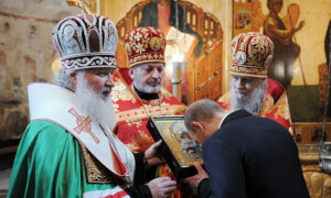 الرئيس الروسي فلاديمير بوتين يحضر قداسًا في كاتدرائية 