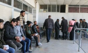 سوريون في قاعة انتظار معبر 