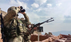جندي من القوات المسلحة التركية على الحدود البرية مع سوريا (وزارة الدفاع التركية/ تويتر)