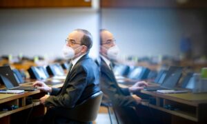  الرئيس المشترك للجنة الدستورية السورية، هادي البحرة، يحضر اجتماعات اللجنة الدستورية السورية ، جنيف. 27  من كانون الثاني 2020 ( فيولين مارتن - الأمم المتحدة)