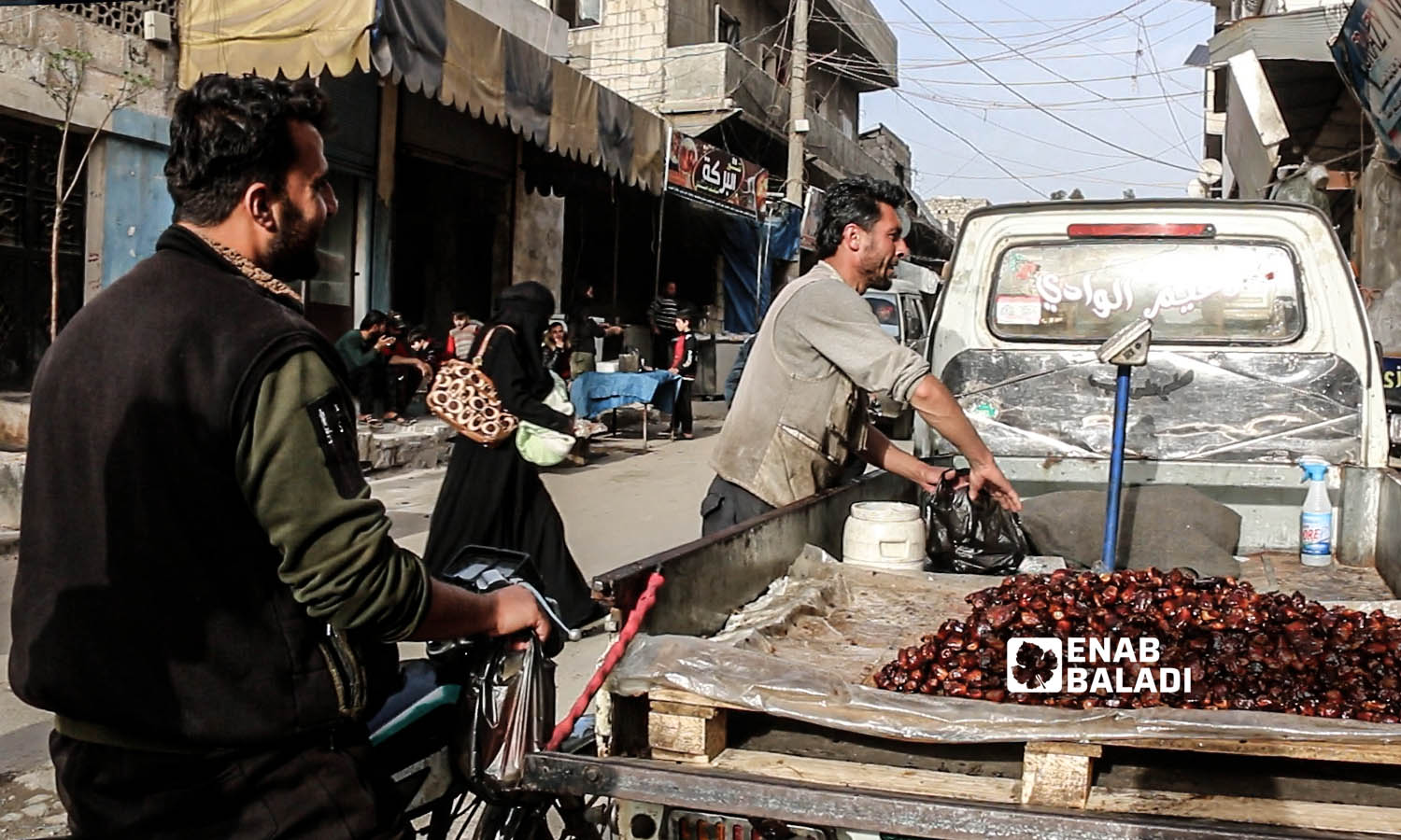 بيع التمور في شوارع مدينة إدلب شمال غربي سوريا- 6 نيسان 2022 (عنب بلدي)