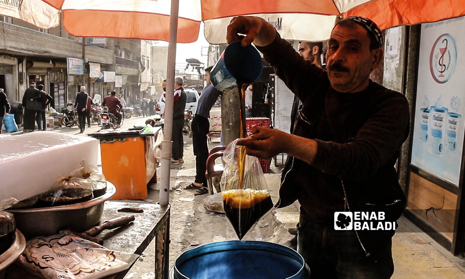 بيع المشروبات الرمضانية في شوارع مدينة إدلب شمال غربي سوريا- 6 نيسان 2022 (عنب بلدي)