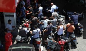سائقو دراجات نارية ينتظرون الحصول على الوقود في محطة وقود في بيروت بلبنان - 29 حزيران 2021 (رويترز)