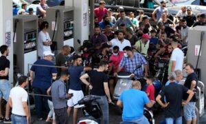 سائقو دراجات نارية ينتظرون الحصول على الوقود في محطة وقود في بيروت بلبنان - 27 حزيران 2021 (AP)