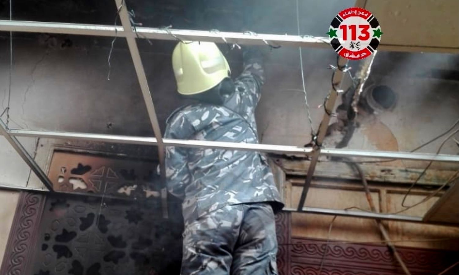 عنصر في فوج إطفاء دمشق يحاول إخماد حريق في العاصمة - 23 نيسان 2022 (فوج إطفاء دمشق/ فيس بوك)
