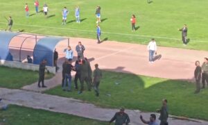 عناصر من قوات النظام وبعض من لاعبي الفتوة وجبلة في أثناء شغب الجماهير خلال مباراة لكرة القدم - 19 نيسان 2022 (شام إف إم)