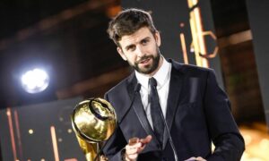 لاعب نادي برشلونة الإسباني جيرارد بيكيه في أثناء حصوله على جائزة مهنة اللاعبين – 27 كانون الأول 2020 (جيرارد بيكيه / فيس بوك)