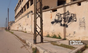 إحدى العبارات المكتوبة على جدران مدسة في الطريق المؤدي إلى مجلس مدينة الرستن وشعبة 