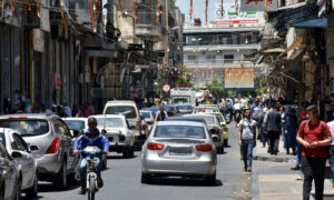 سيارات ومارة في مدينة حمص وسط سوريا- 30 من تموز 2021 (سانا)
