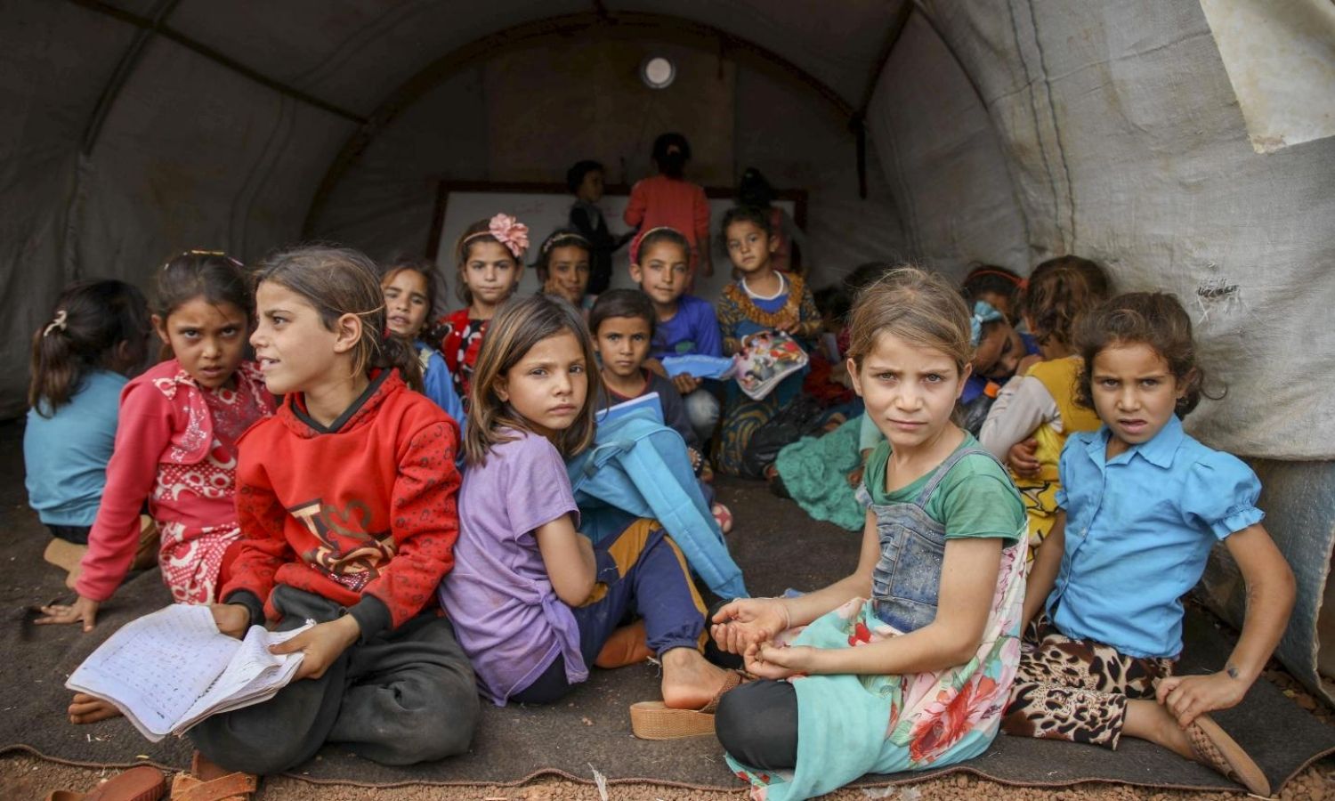 أطفال يتلقون تعليمهم في خيمة بإدلب شمالي سوريا - 2018 (يونسيف/ عارف وتد)