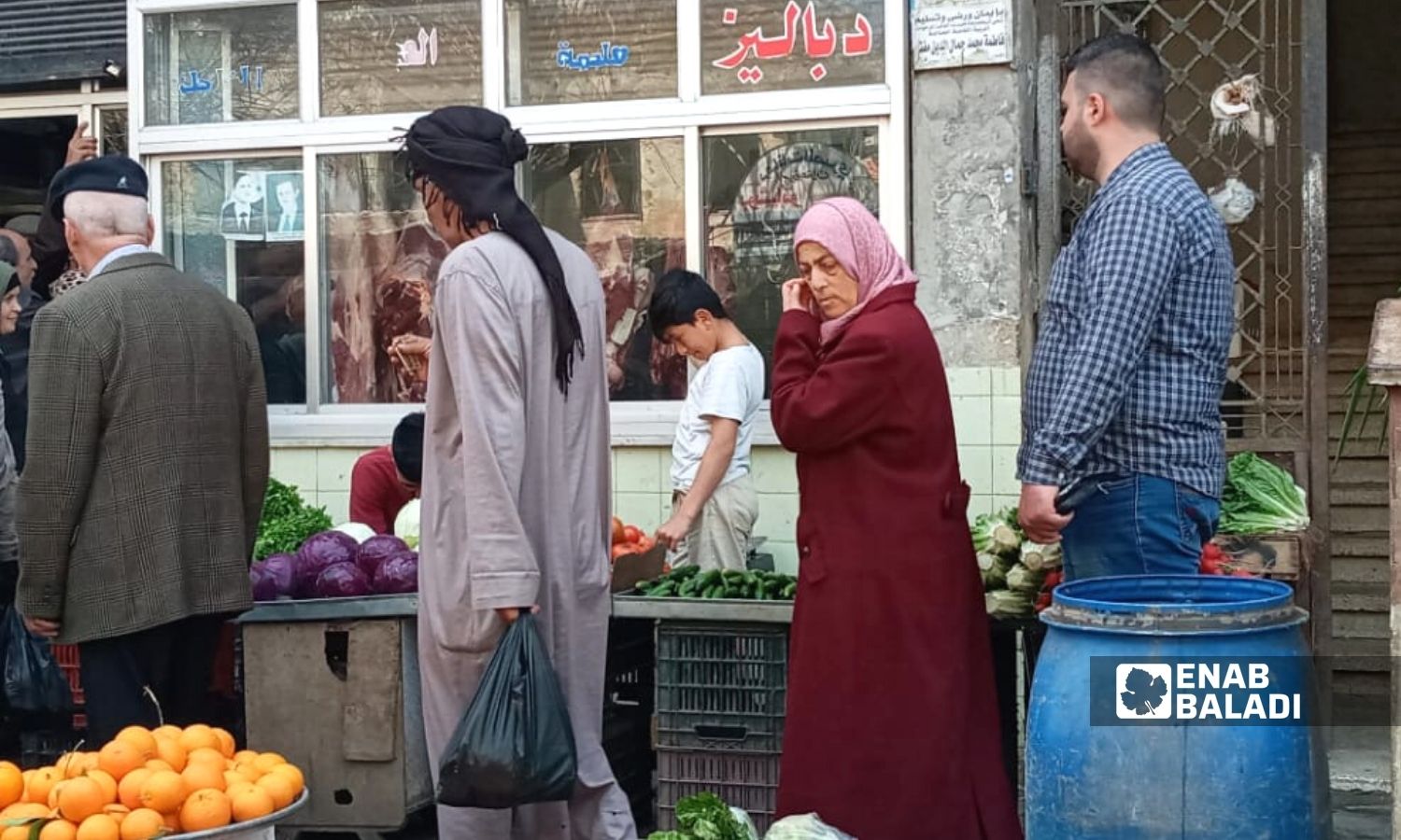 أشخاص يتجولون في سوق "أوغاريت" بين حيي العوينة وصليبة في مدينة اللاذقية - 2 من نيسان 2022 (عنب بلدي)