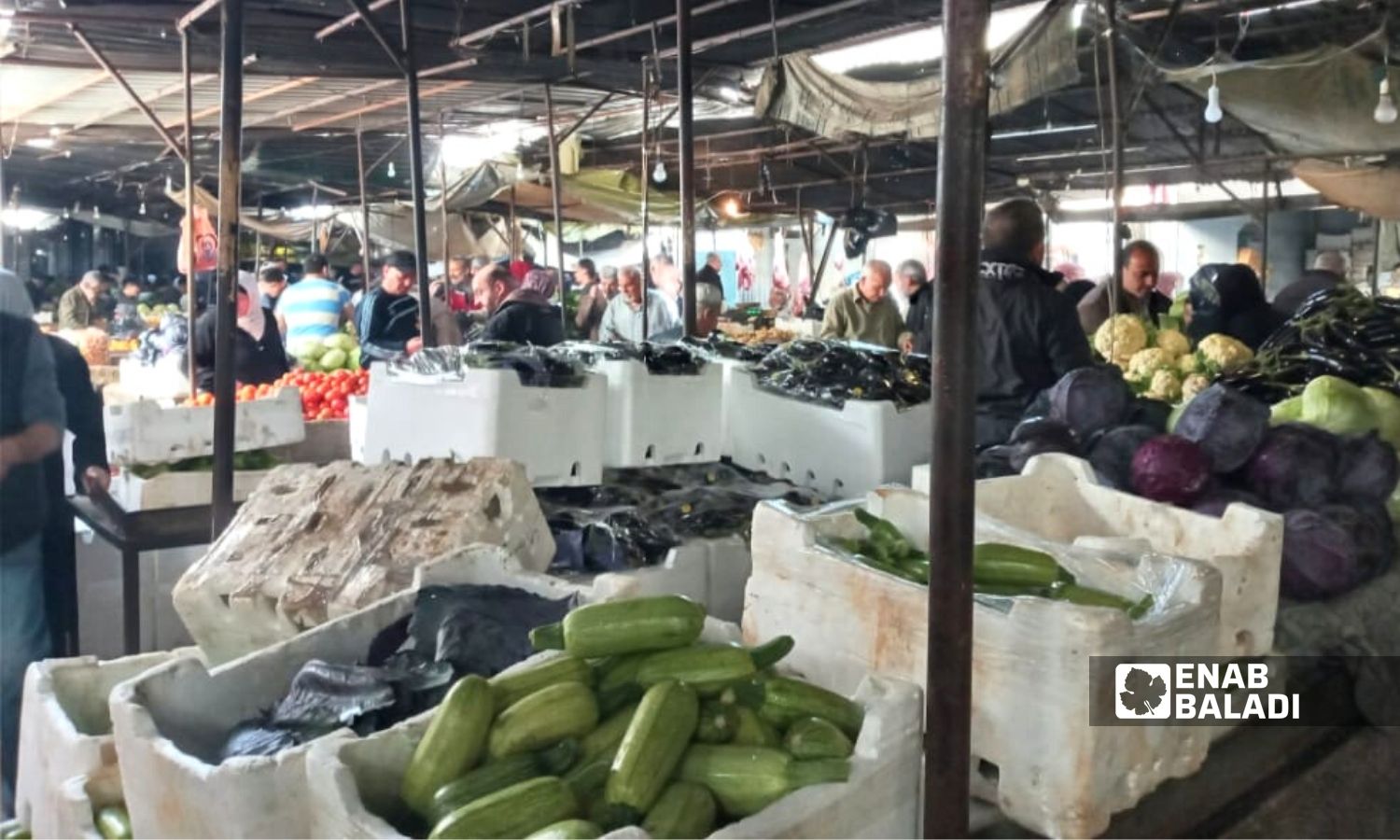  سوق الخضار  "أوغاريت" بين حيي العوينة وصليبة في مدينة اللاذقية - 2 من نيسان 2022 (عنب بلدي)