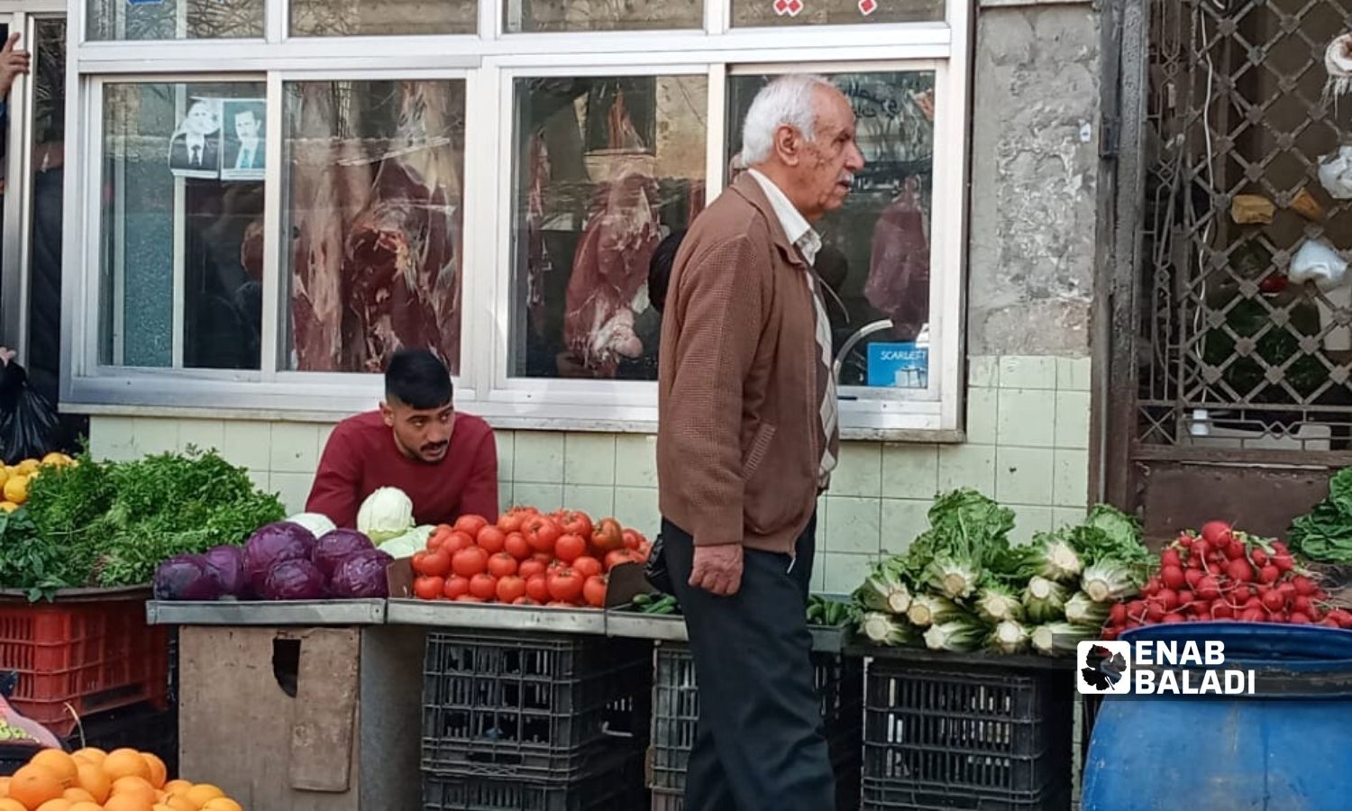 بائع خضروات في سوق "أوغاريت" بين حيي العوينة وصليبة في مدينة اللاذقية - 2 من نيسان 2022 (عنب بلدي)