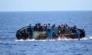 أشخاص يقفزون من قارب في أثناء انقلابه في البحر المتوسط - 25 من أيار 2016 (AP) 