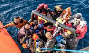 خفر السواحل التركي في أثناء إنقاذ مهاجرين في بحر إيجه بتركيا - 3 من تشرين الثاني 2021 (Photo by Uğur Yıldırım)