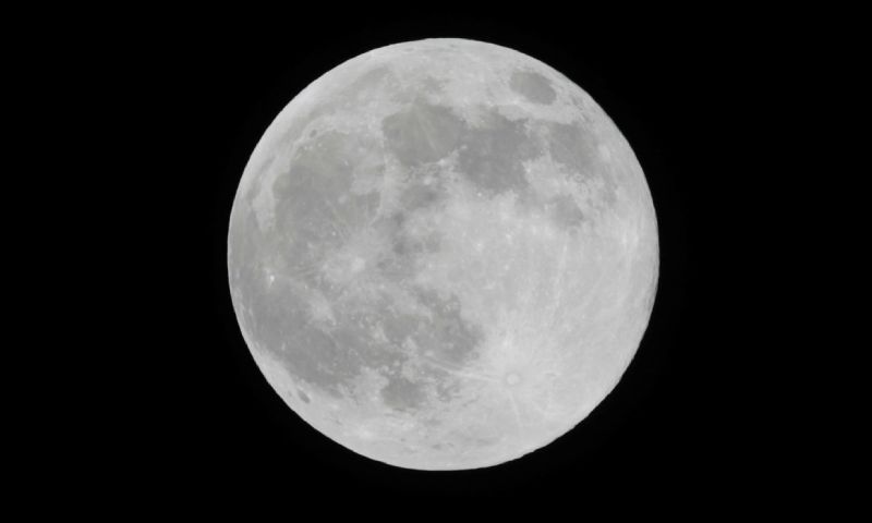 ظاهرة القمر العملاق (رويترز)