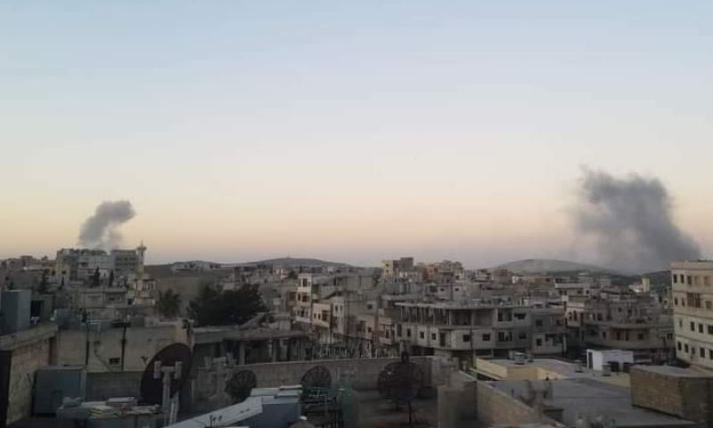 أعمدة دخان متصاعدة من مواقع استهدفتها إسرائيل بريف مصيفاة بمحافظة حماة- 9 نيسان 2022 (SAMSyria/تويتر)